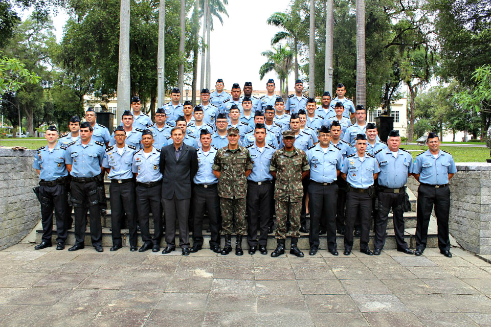 Cadetes da PMERJ visitam a Escola de Aperfeiçoamento de Oficiais do Exército