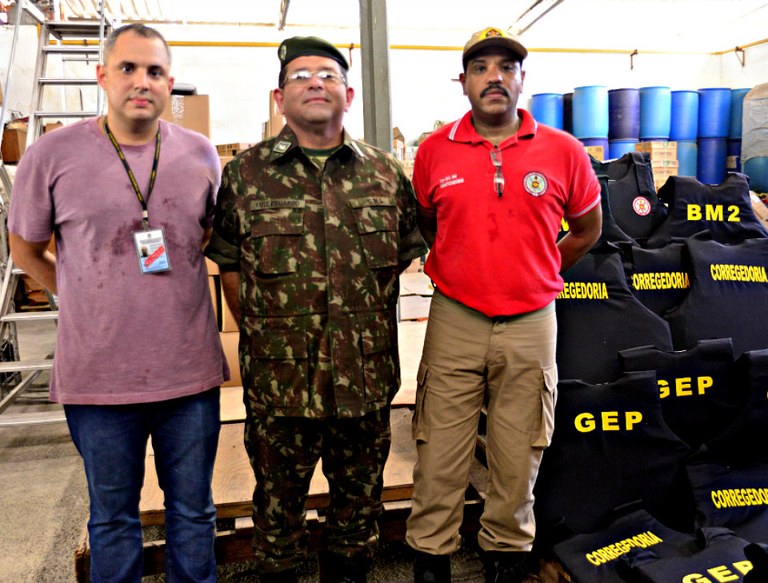 Bombeiros recebem coletes balísticos do GIF Bombeiros recebem coletes balísticos do GIF
