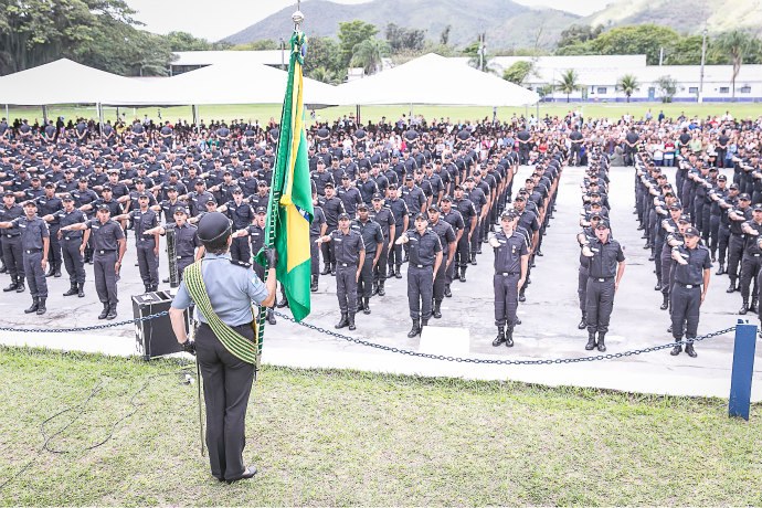 Cabos e soldados da PMERJ vão receber fardamento Cabos e soldados da PMERJ vão receber fardamento